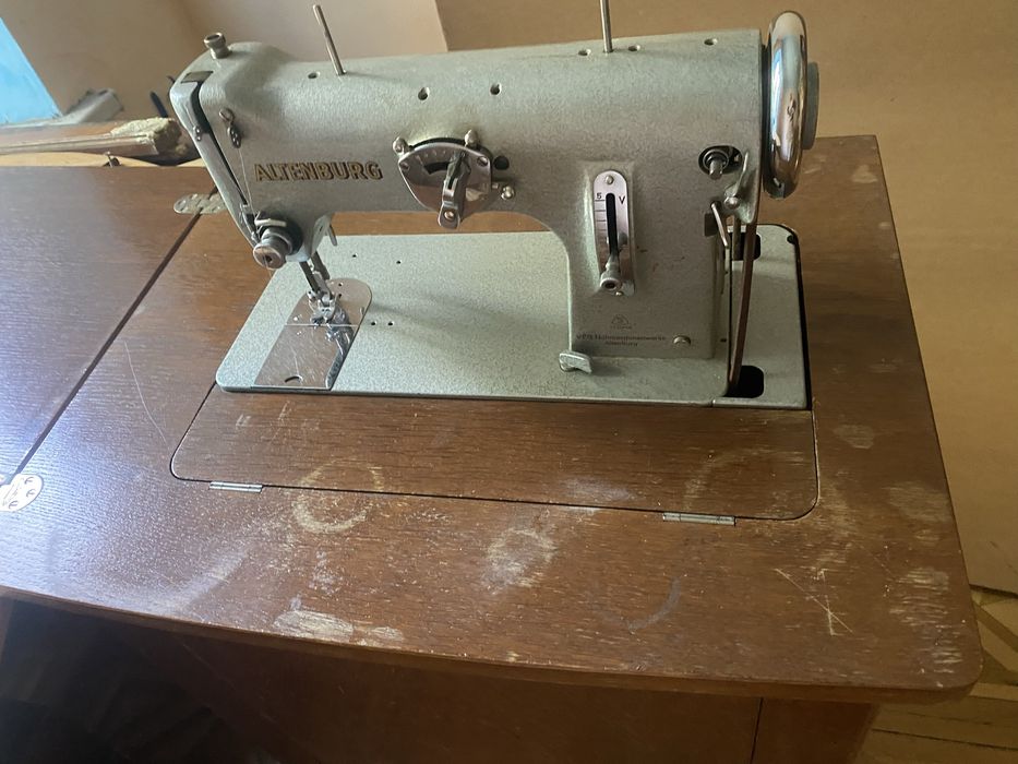 Продам немецьку швейну машинку