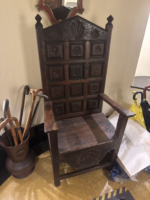 cadeirão de madeira grande