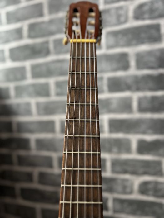 mała gitara akustyczna