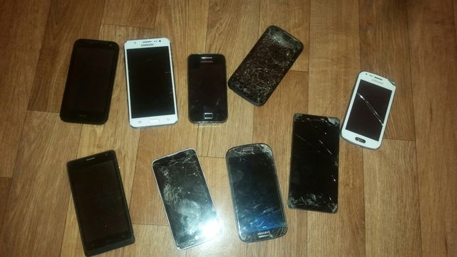 Róźne modele smartphonów uszkodzone