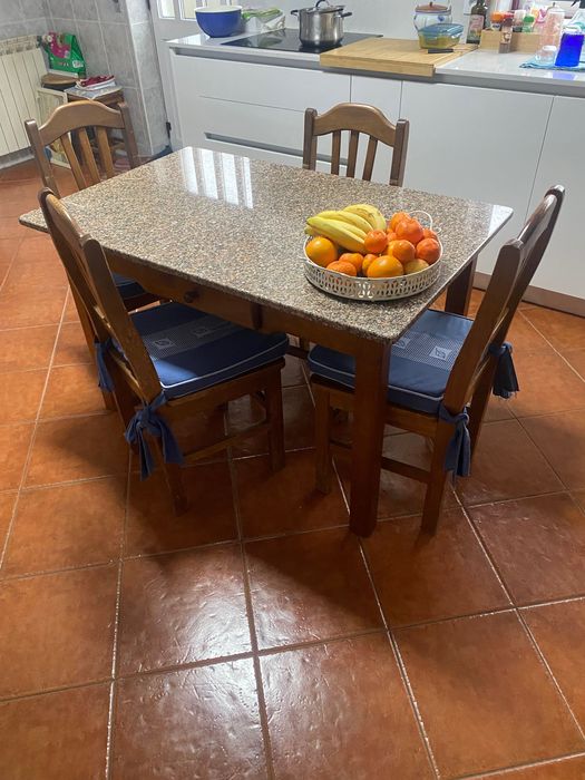 Mesa de madeira com tampo de granito