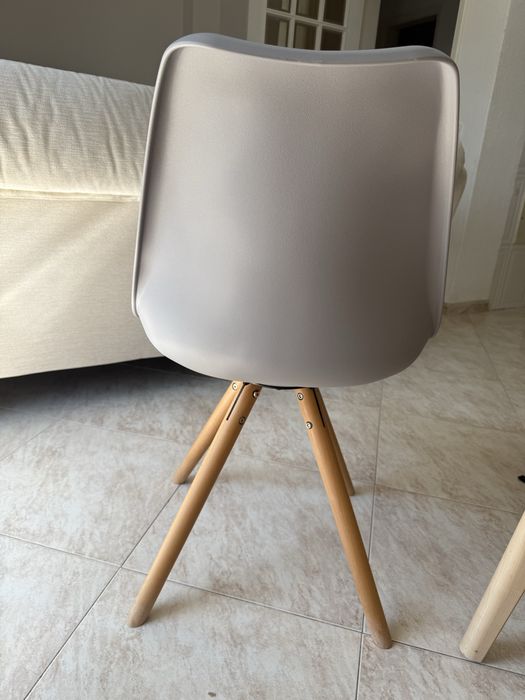 Cadeira cinza almofadada