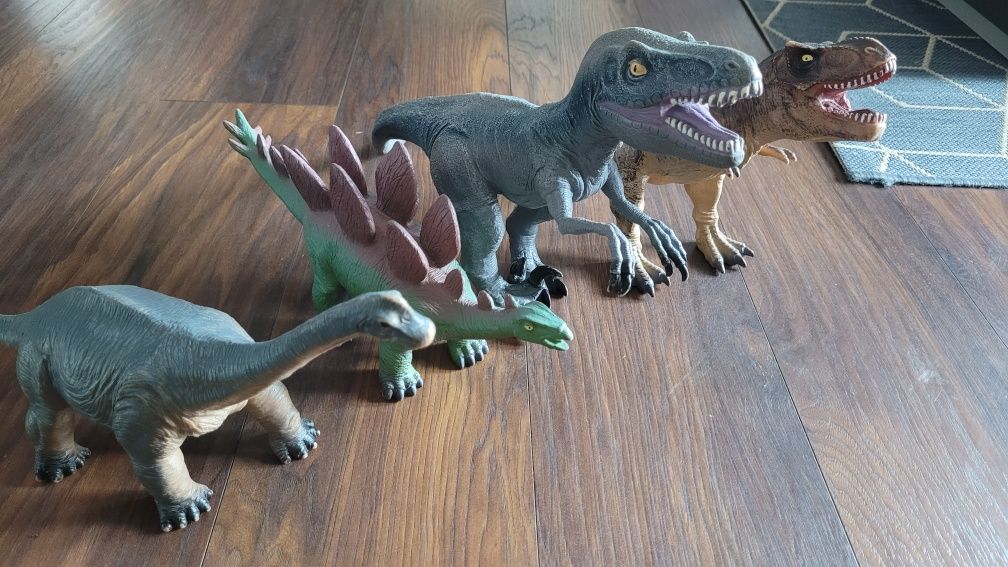 Figurki dinozaurów