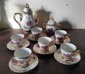 Serviço de café, tipo Limoges, de 6 chávenas, em excelente estado.