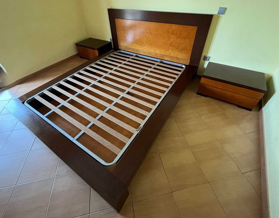 Cama casal, Mesas de cabeceira e Estrado