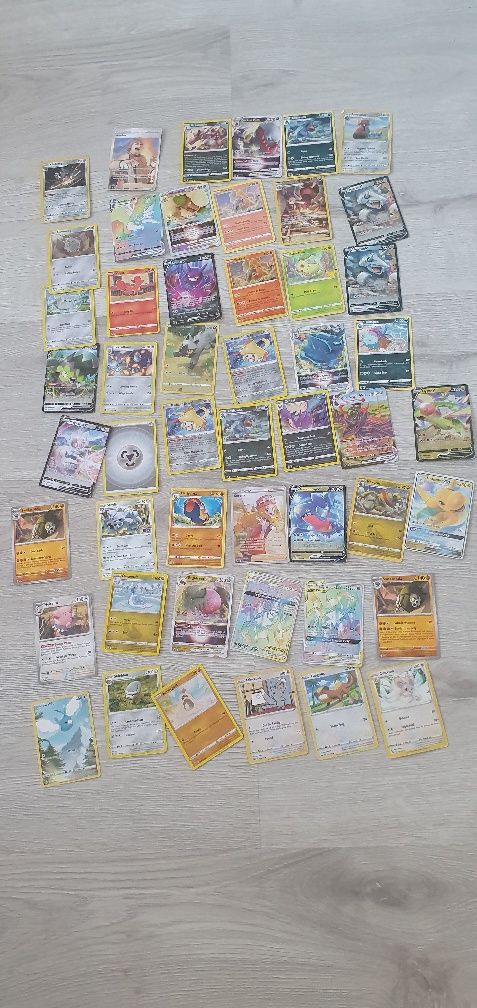 Karty Pokemon 210 sztuk plusżetony i karty do skanowania do gry