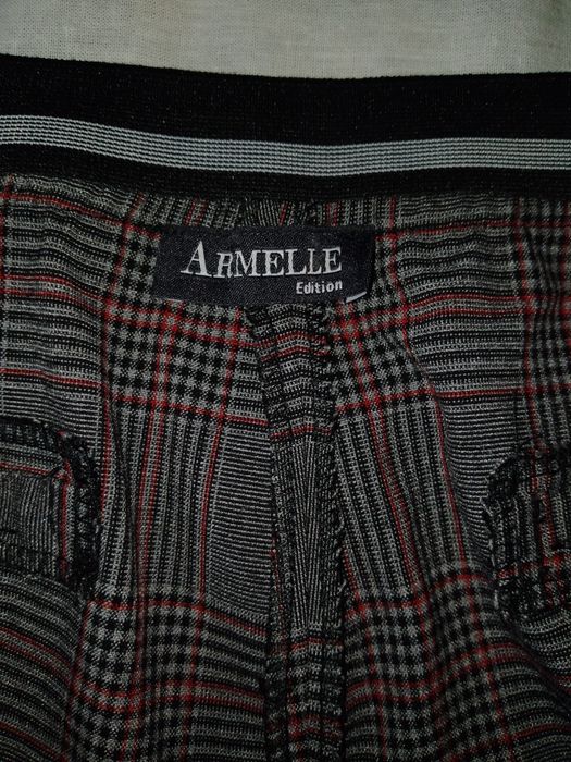 Продаються жіночі штани.