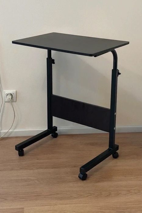 Mobilny stolik pod laptopa z regulacją wysokości na kółkach