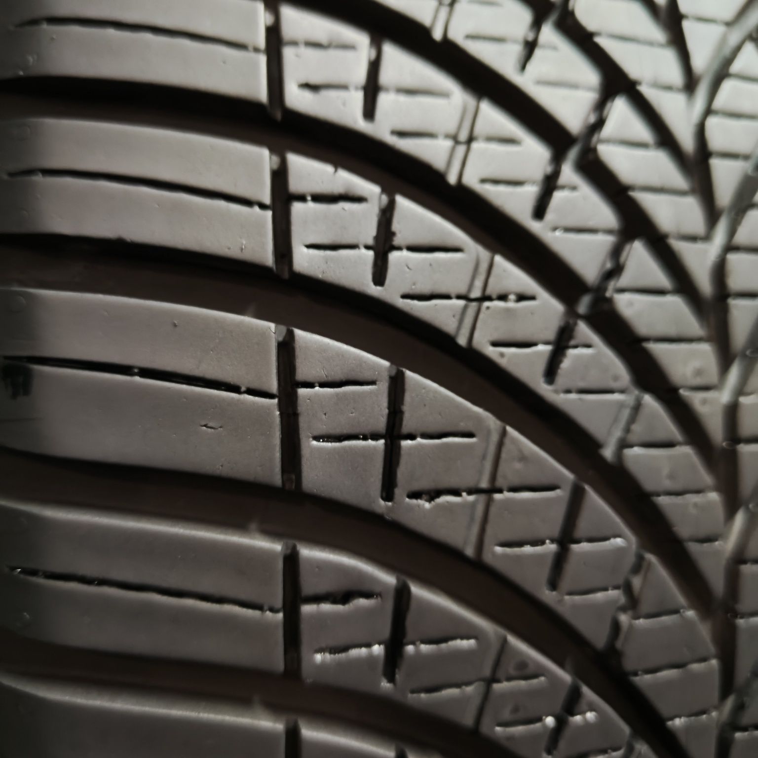 245/45/19 Sprzedam parę opon całorocznych Goodyear