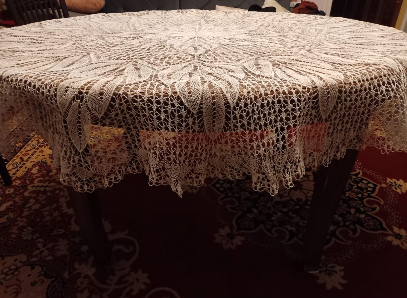 Rękodzieło - biały obrus szydełkowy na owalny stół