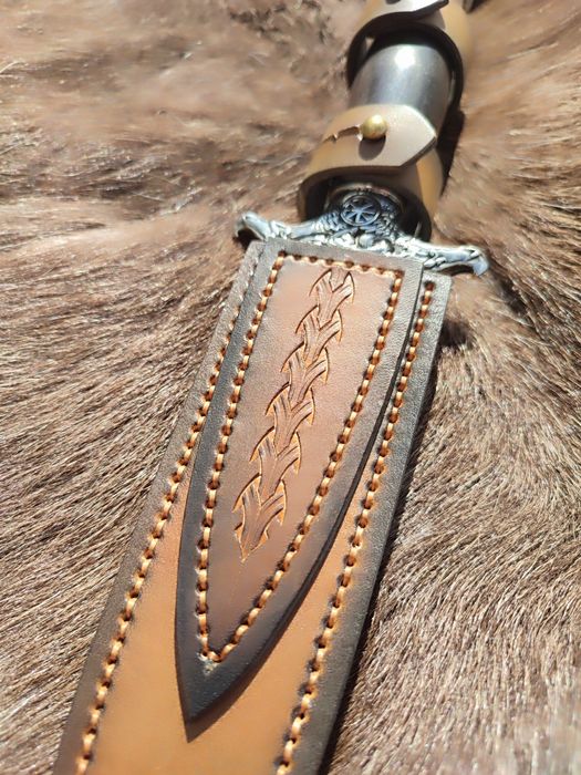 Nóż ręcznie robiony.