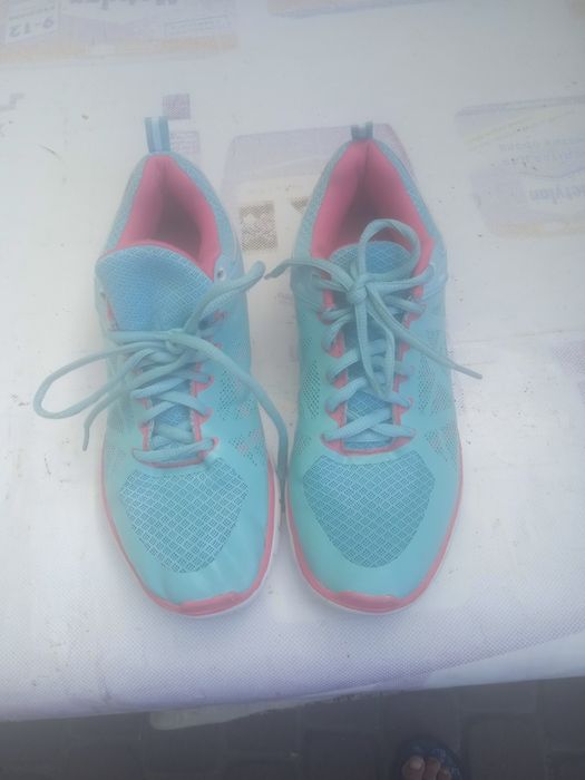 Продам жіночі кросівки 39 розмір