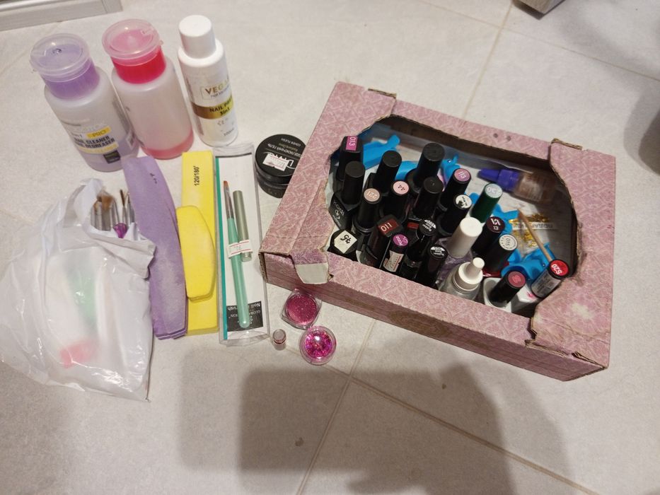 Продам гель лаки та багато чого іншого лампу фрезер