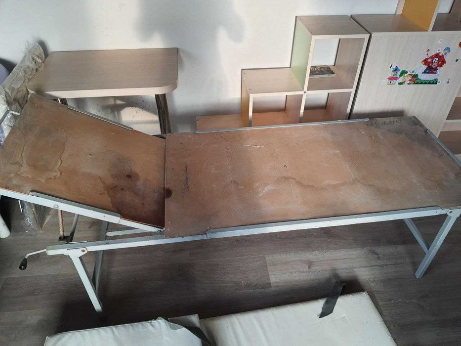 металеве ліжко для масажу