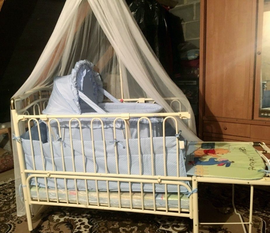 Продам дитяче ліжечко з новесеньким кокосовим матрацом