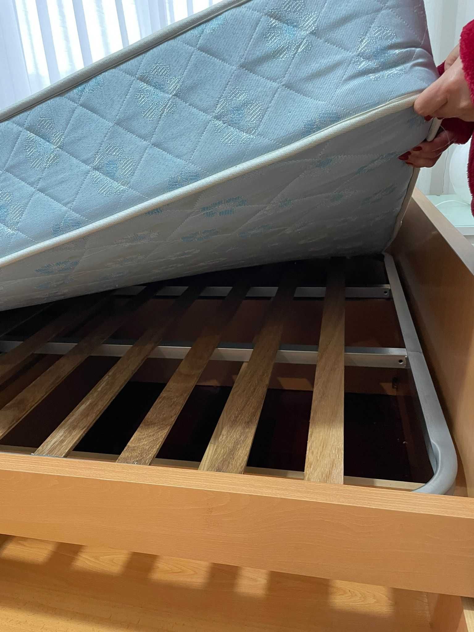 Cama com colchão,  estrado e gavetas para arrumação