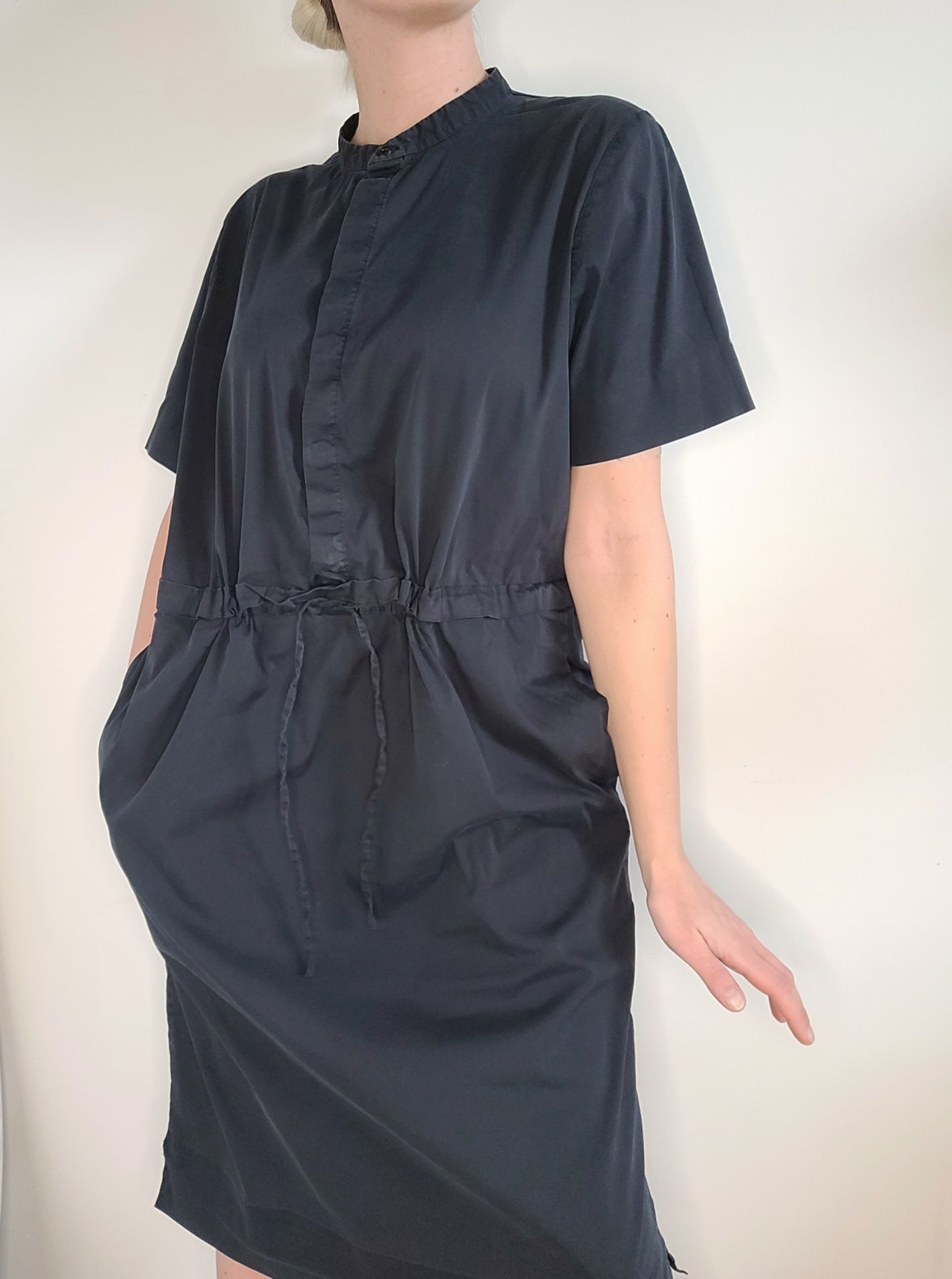 Granatowa sukienka oversize szmizjerka COS