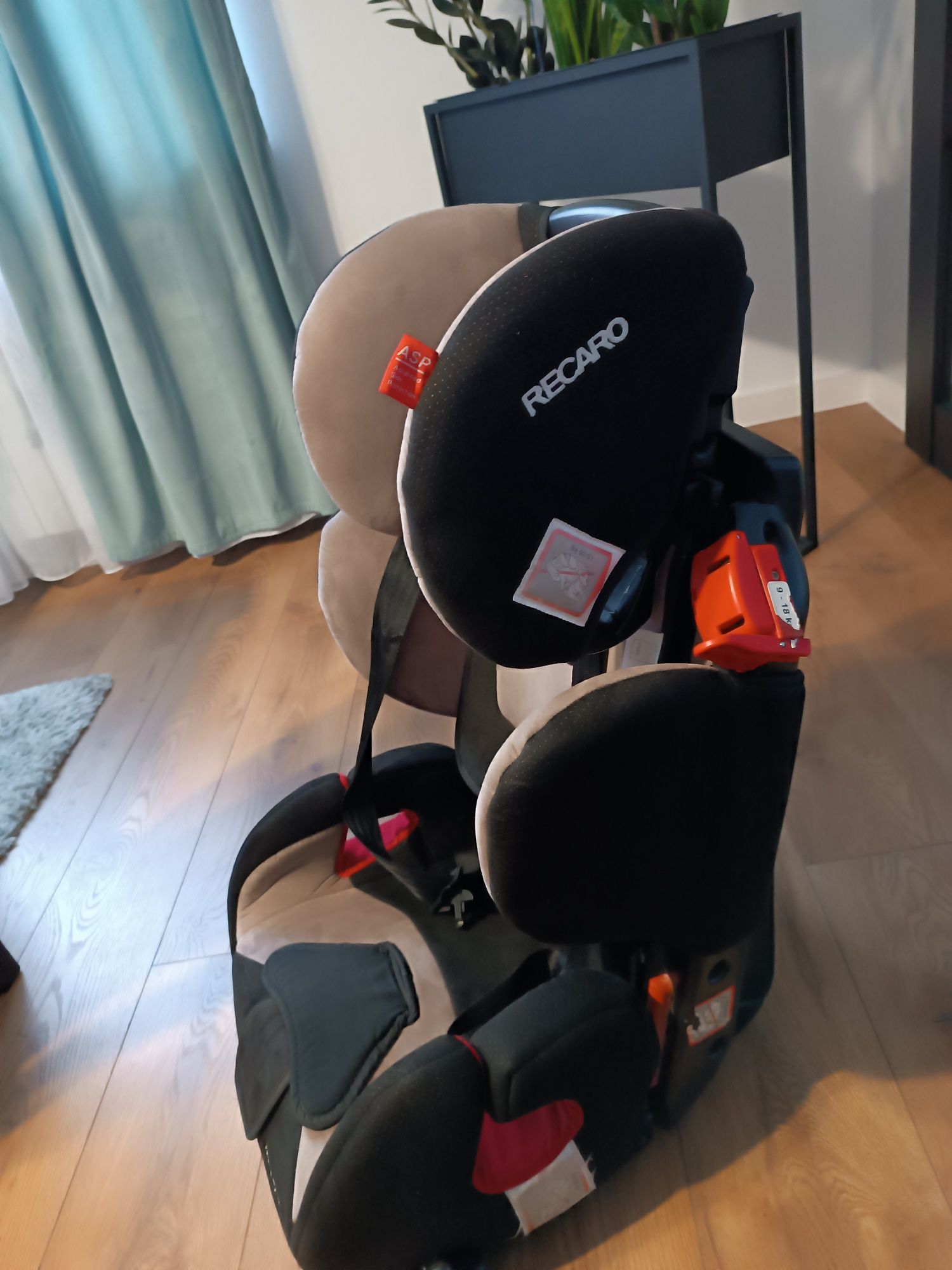 Fotelik samochodowy Recaro Young Sport  9-18 kg