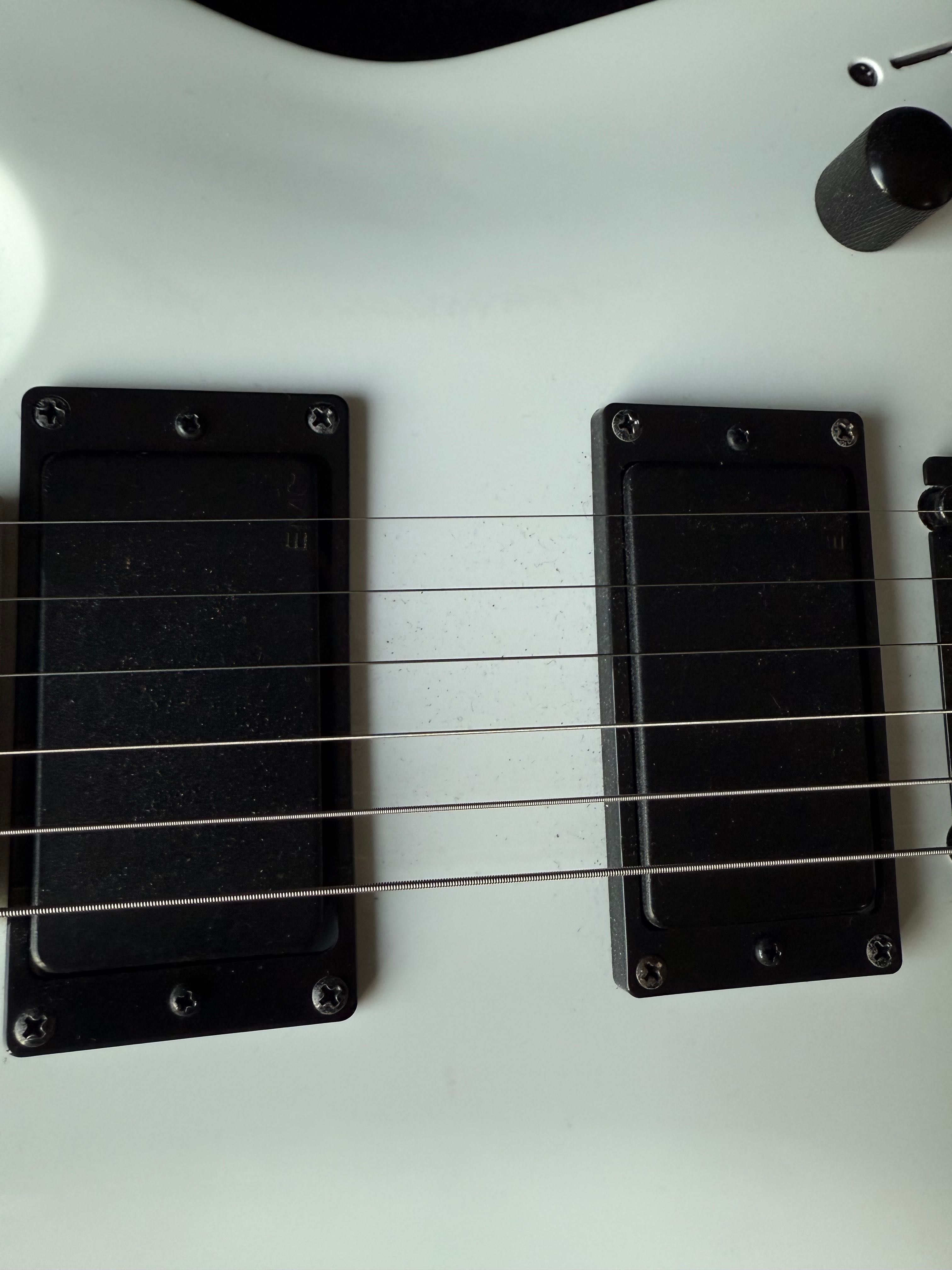 Jackson JS22 Dinky Biała z EMG 81/85 i twardym Case