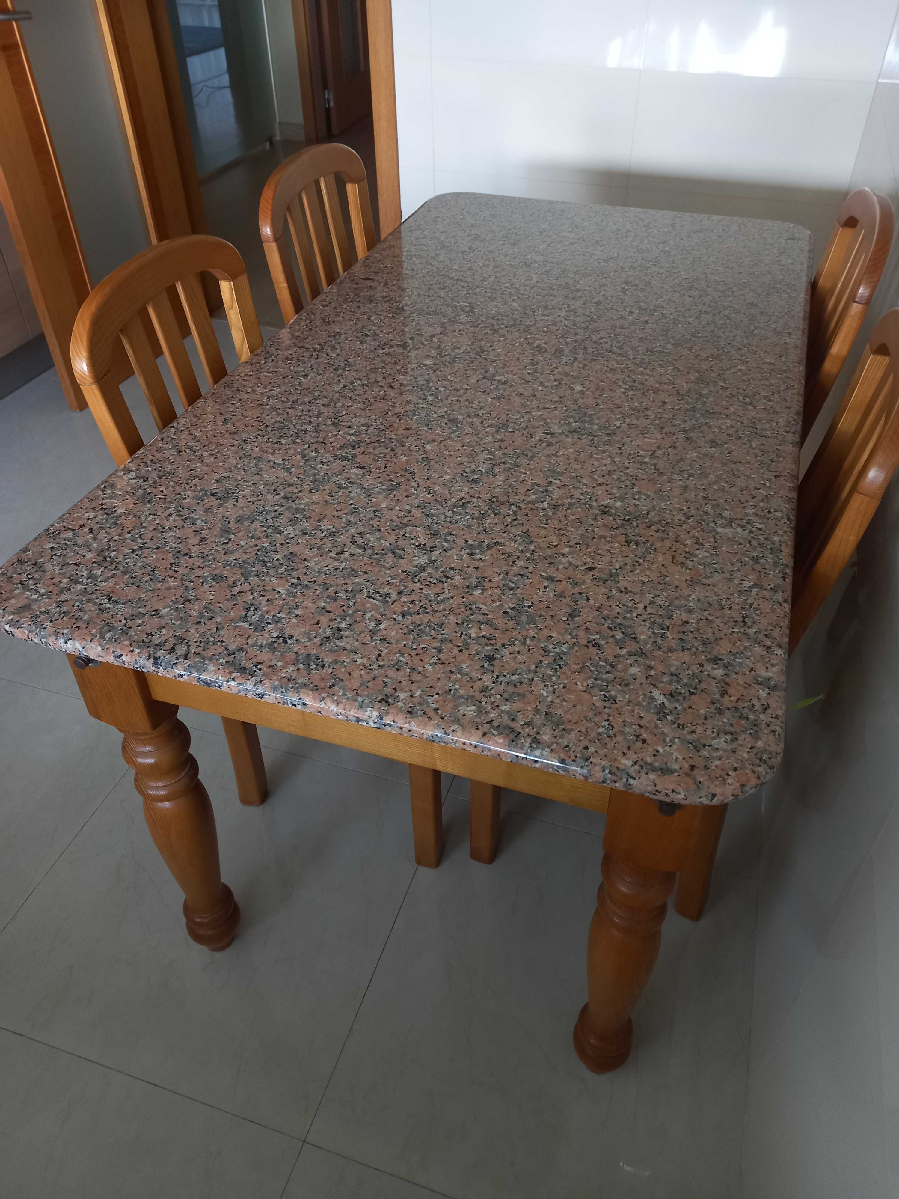 Vendo mesa de Cozinha com cadeiras