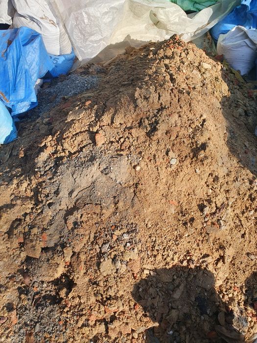 Piach z resztkami gruzu