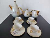 Conjunto de café com dourado e flor