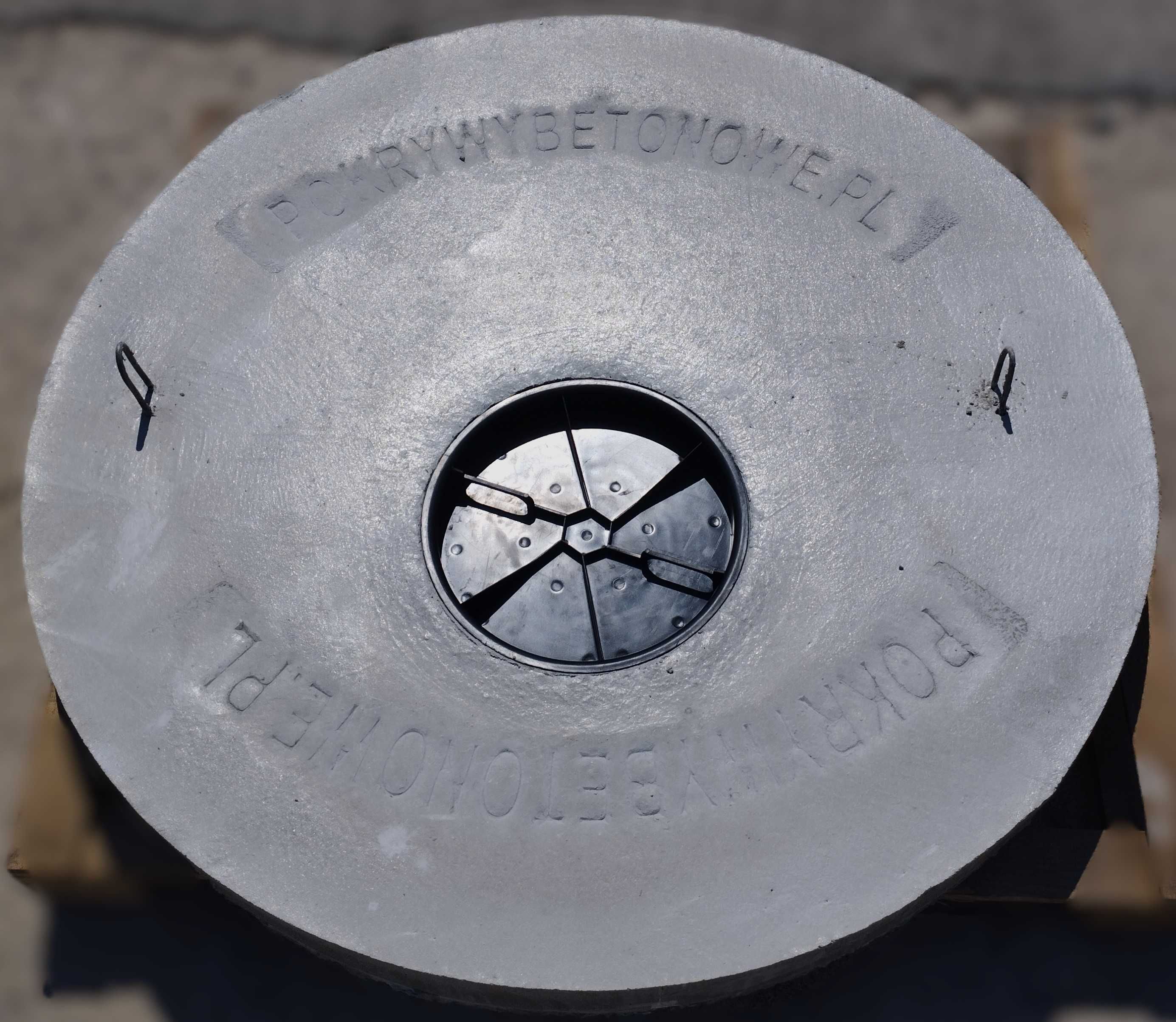 Pokrywa betonowa 105 cm otwór na pompę z deklem , właz typu lekkiego