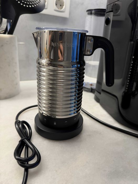 DELONGHI Nespresso Vertuo Plus Preto e Aeroccino 4 Milk Frother