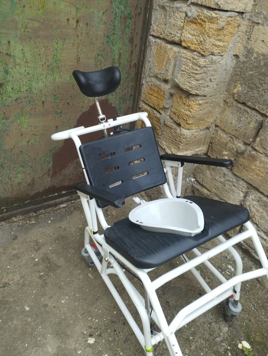 Продам инвалидную коляску с горшком