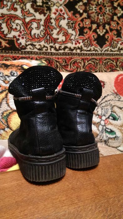 Женские стильные кожаные ботинки с молниями 38р. в отличном состоянии