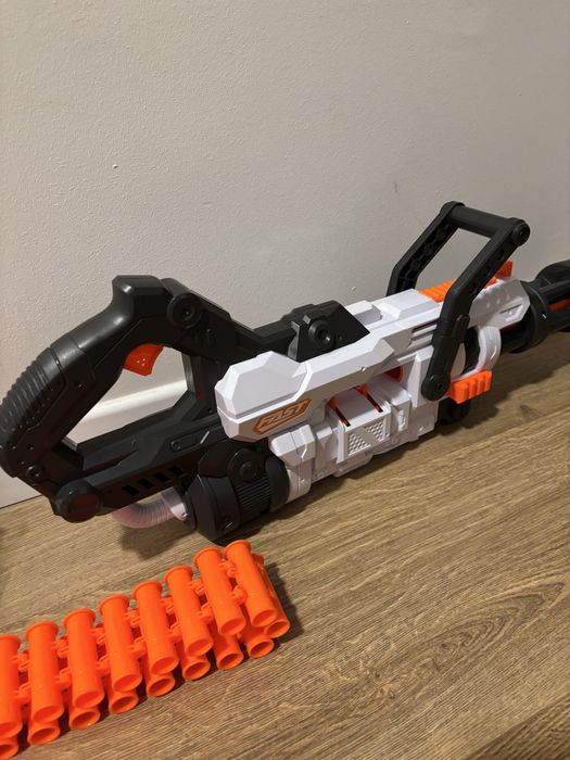 Pistolet nerf wyjety z pudełka