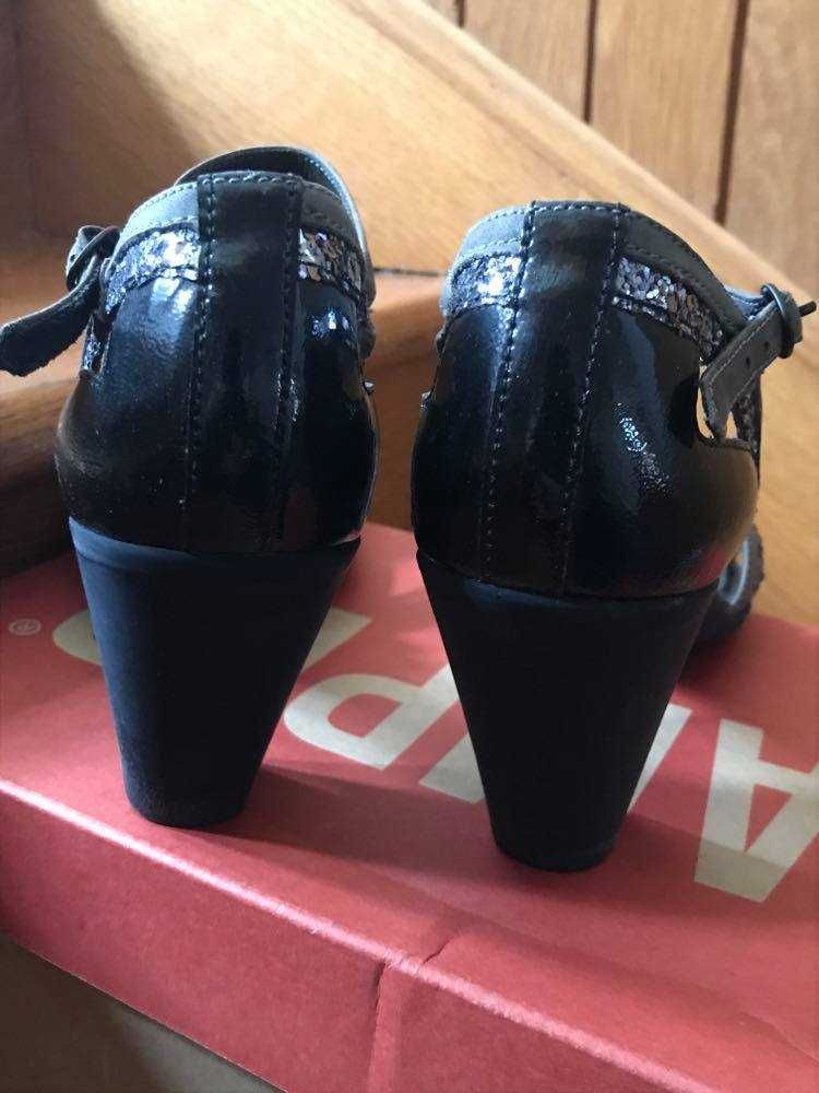 Sandálias pretas e cinzentas da Camper