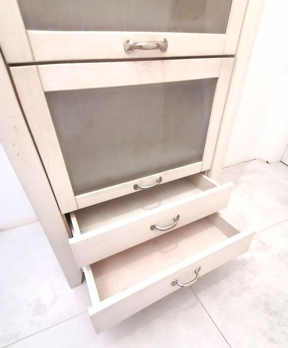 Komoda biała drewniana rustykalna pionowa bieliźniarka