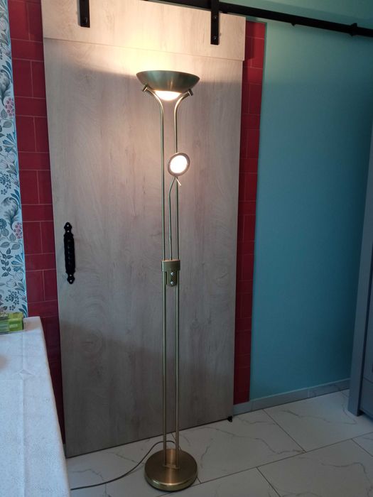 Stojąca lampa pokojowa.