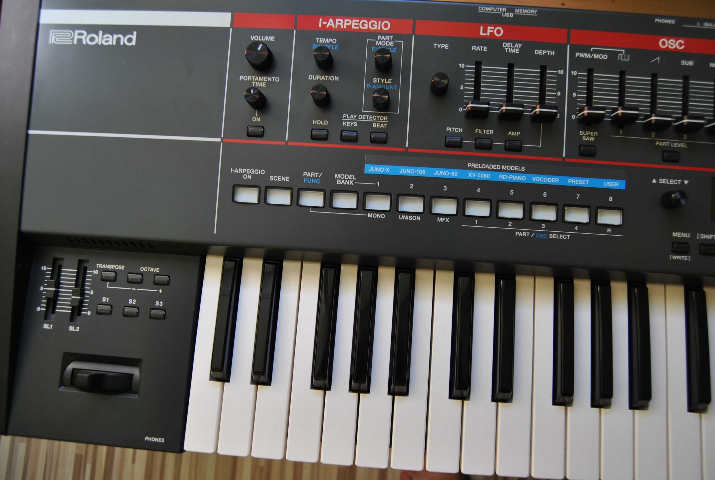 Roland Juno X. Syntezator w doskonałym stanie.