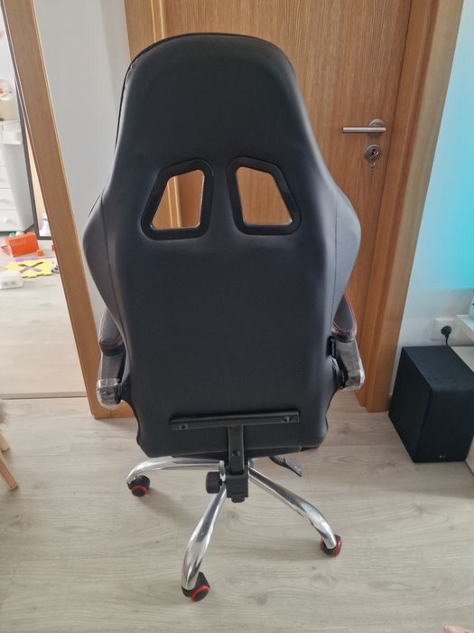 Cadeira gaming vermelha e preta nova