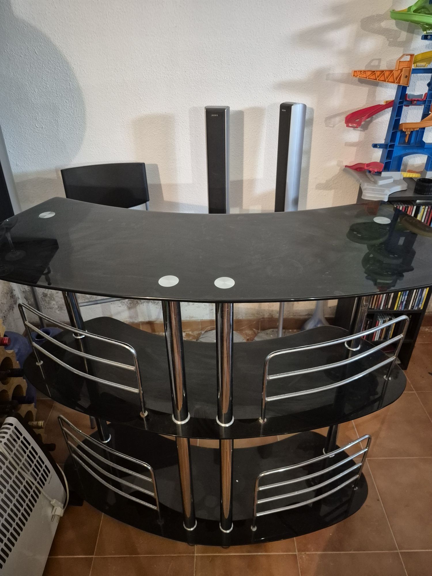 Bar em vidro e metal