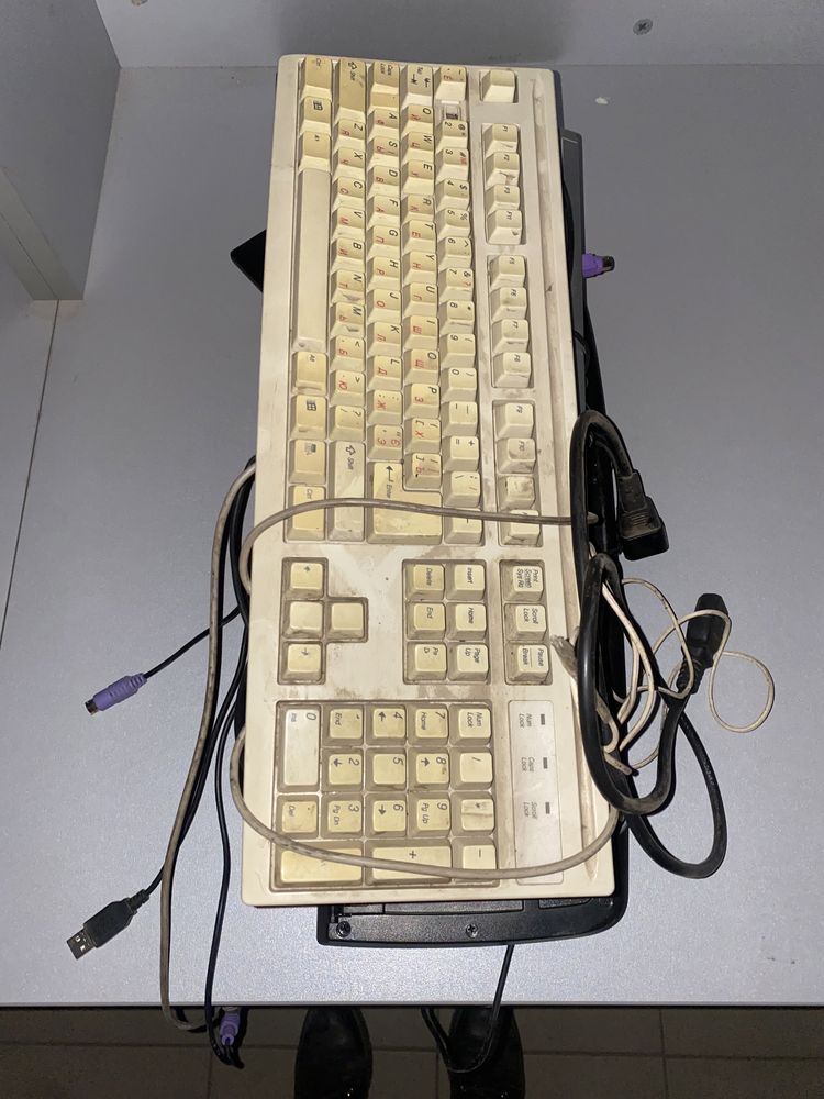 Продам старые мониторы и клавиатуры
