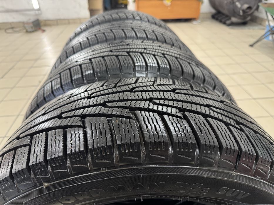 Резина зимова Nokian Tyres r16 215/65