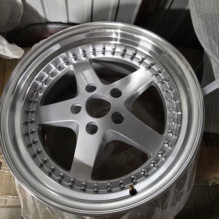 Alufelgi R18 kolor srebrny RacingLine