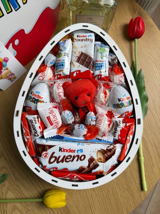 Подарунковий бокс із солодощами та стильним оформленням