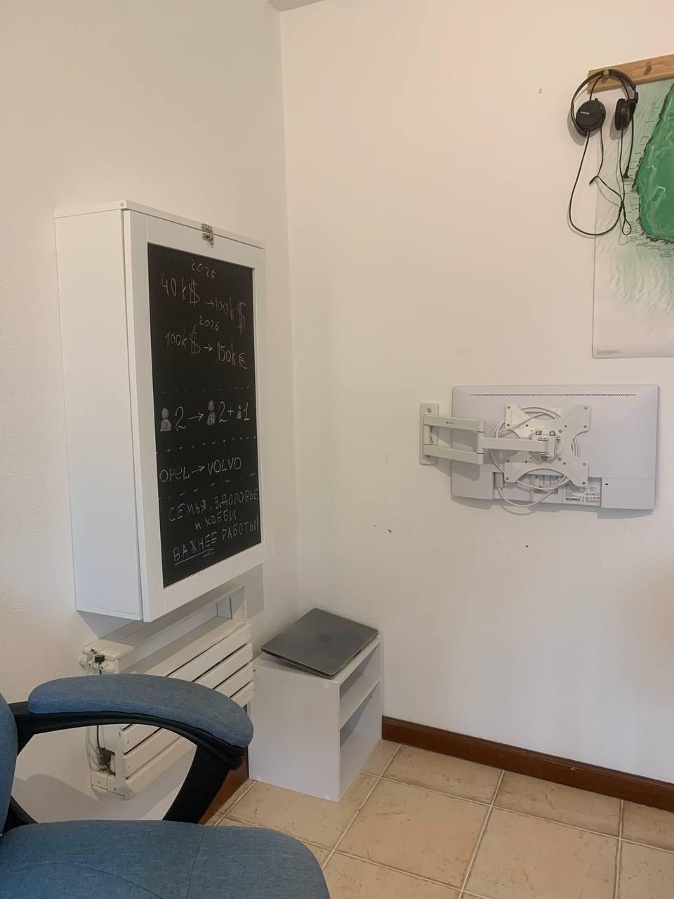 Espaço de trabalho (mesa, cadeira,  monitor)