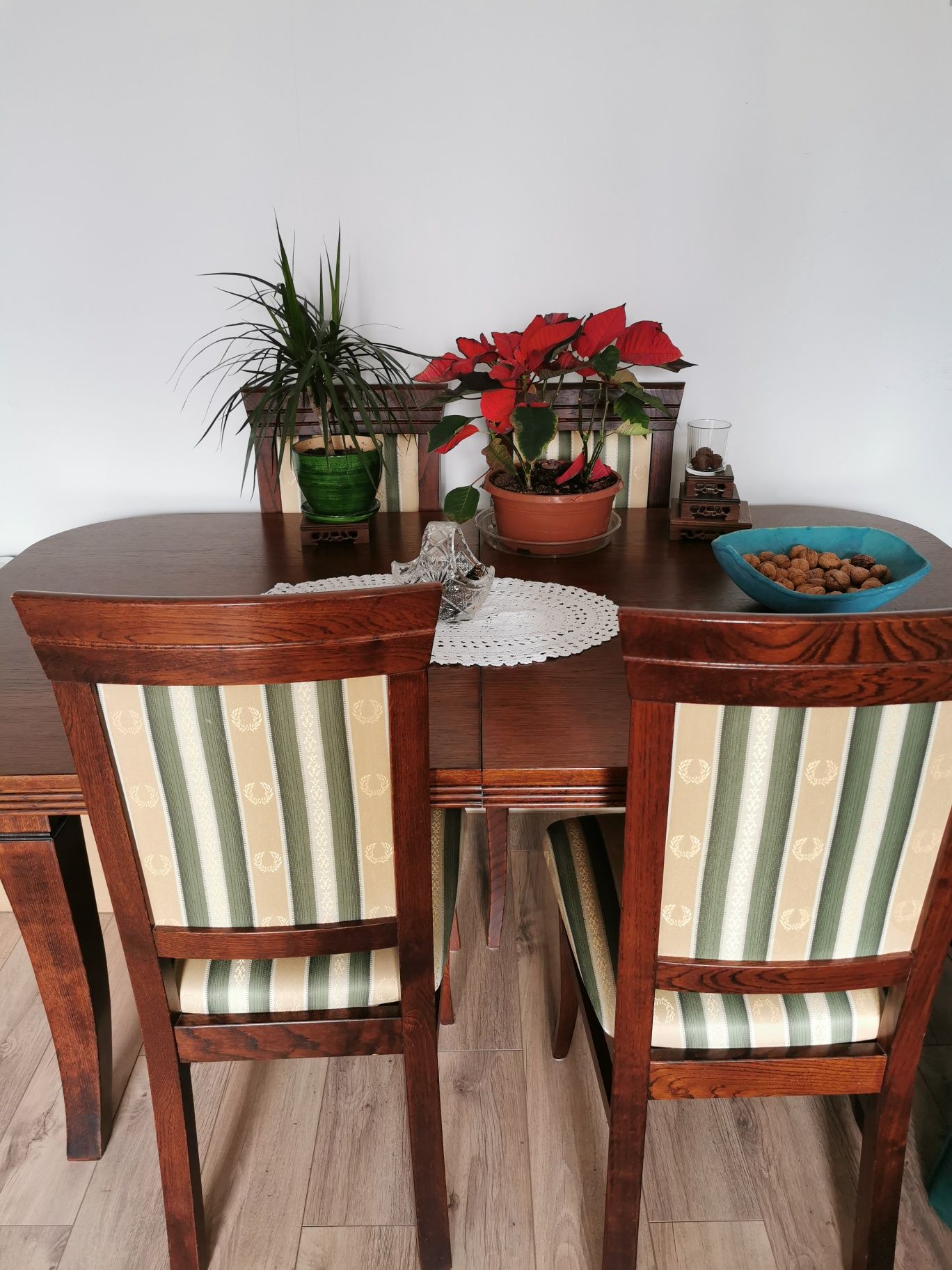 Stół drewniany, rozkładany plus 4 krzesła