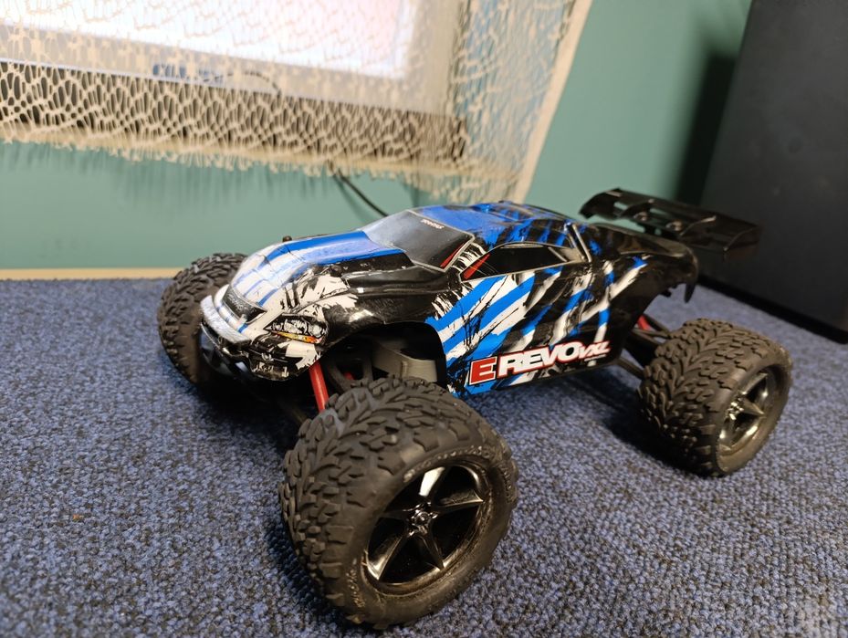 Traxxas e revo vxl auto RC 1/16 zdalnie sterowane nie

arrma losi