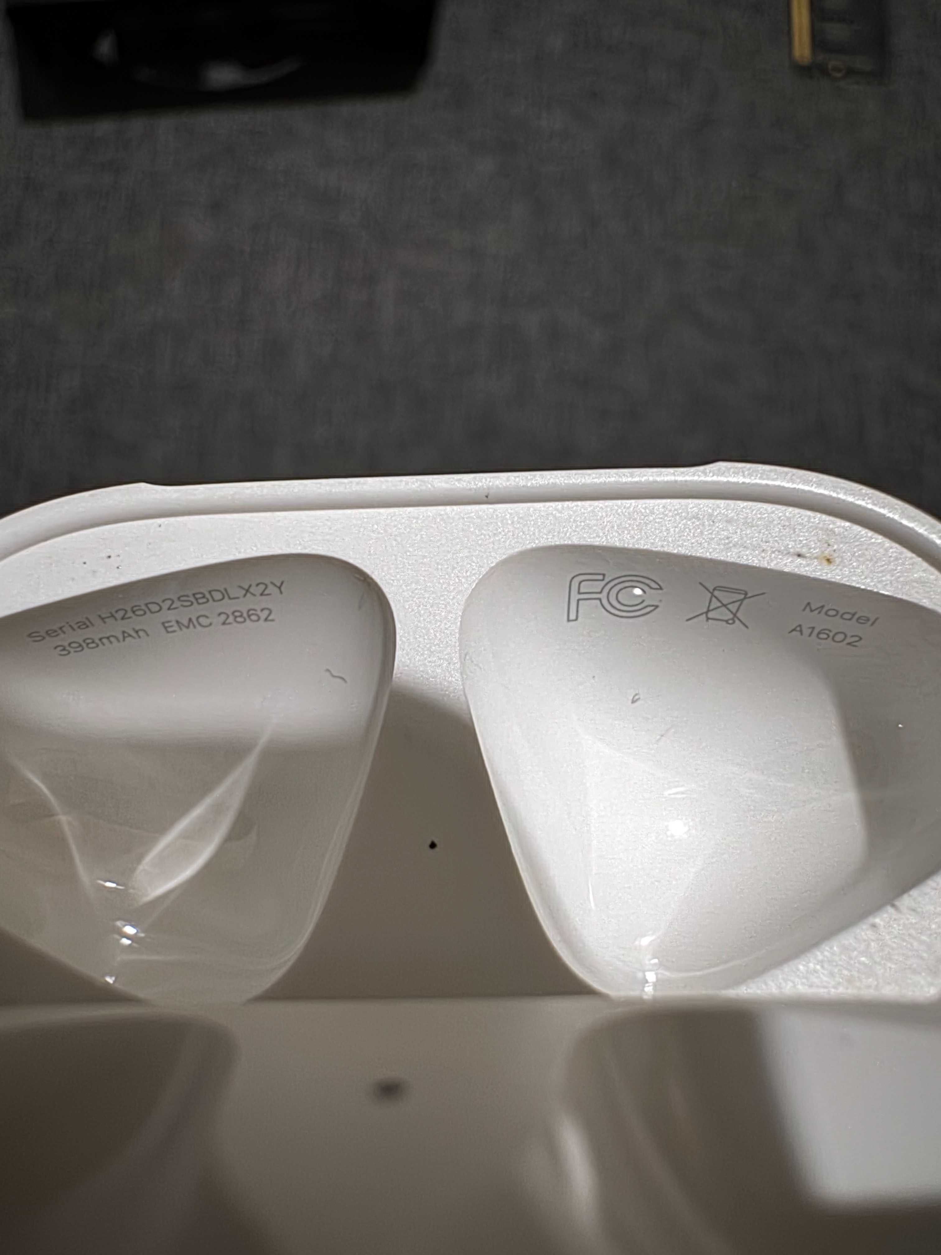 Продам AirPods 1 (первая версия) с дефектом