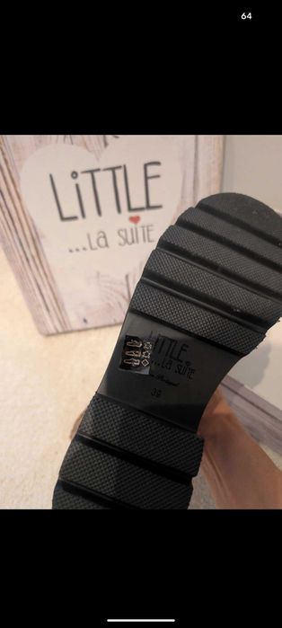 Botas cinza em pele, da Little La Suite
