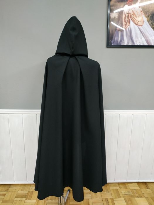 Czarna peleryna z kapturem