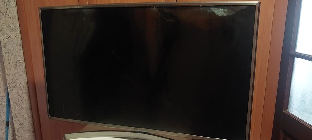 Телевізор LG на деталі
