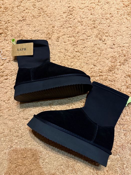 Уги чорні жіночі нові