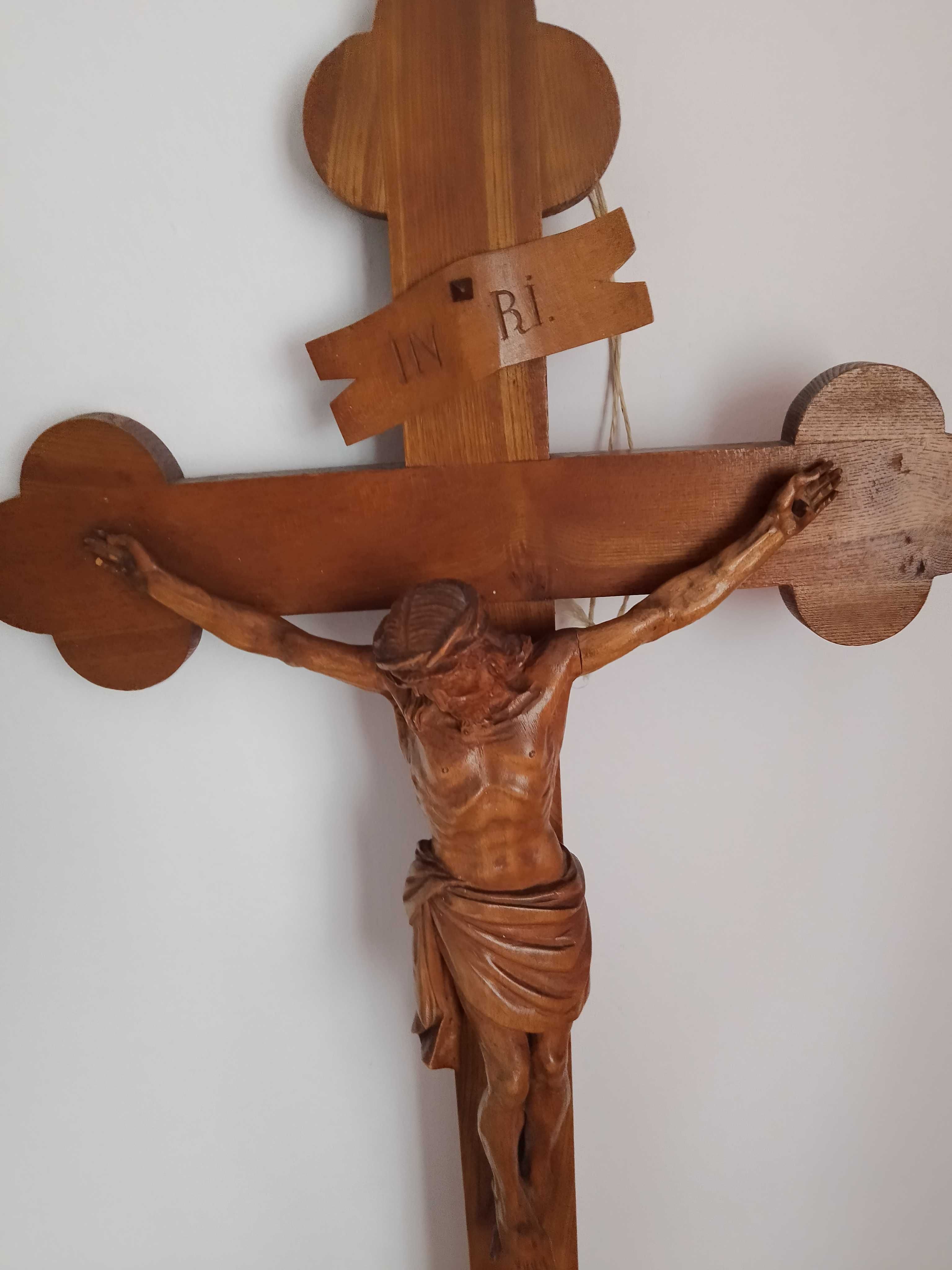 krzyż z Jezusem ,rzeżba w  drzewie